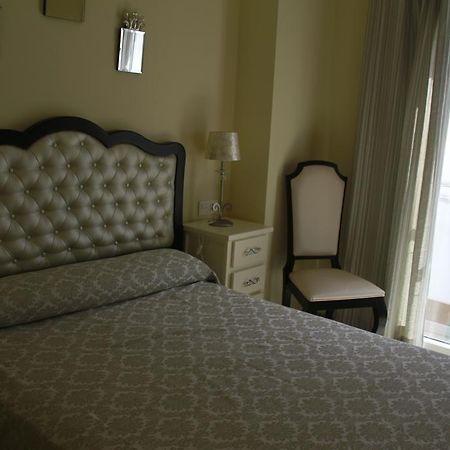 Hostal Flor De Lis- Lojo 호텔 콘일데라프론테라 외부 사진