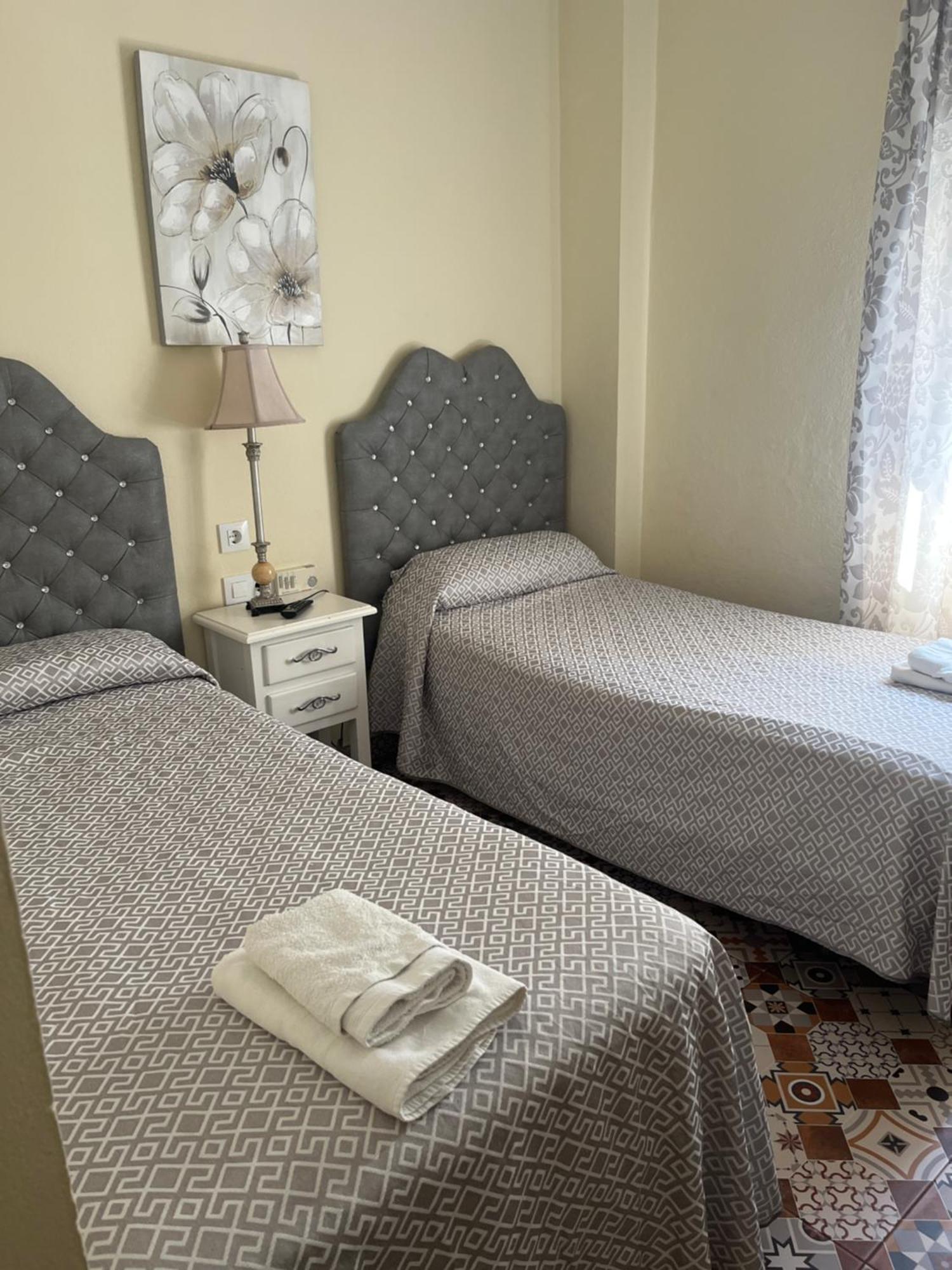 Hostal Flor De Lis- Lojo 호텔 콘일데라프론테라 외부 사진
