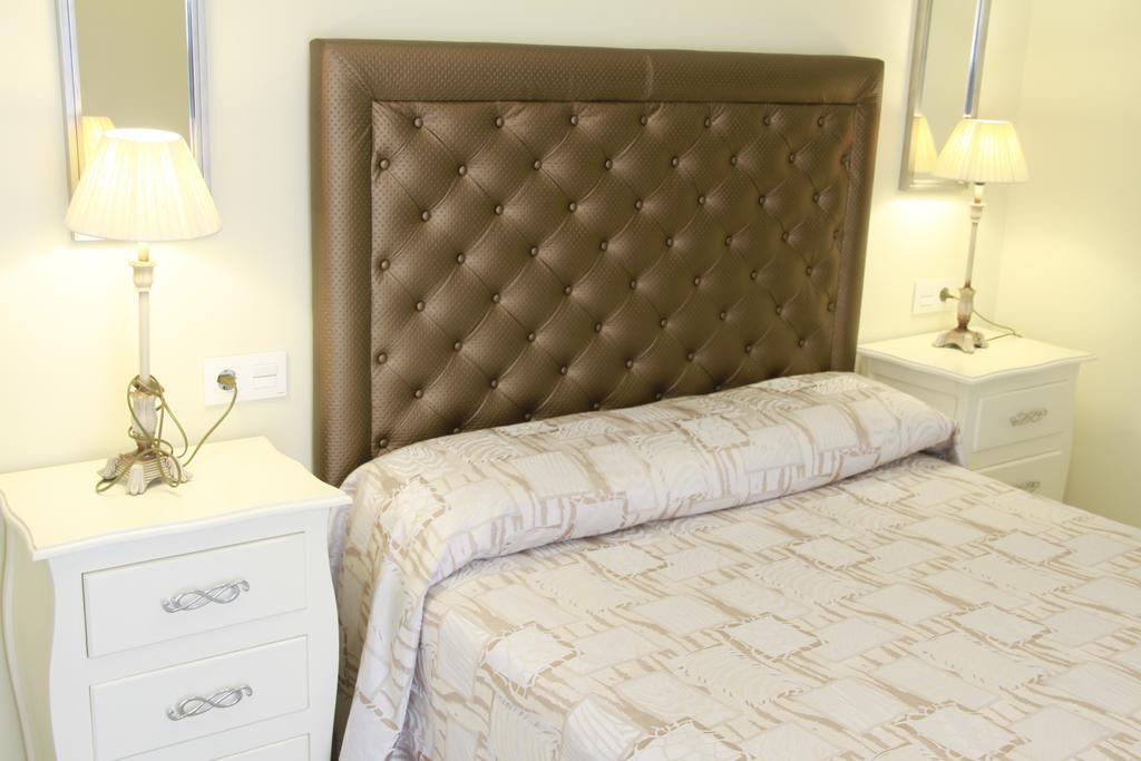 Hostal Flor De Lis- Lojo 호텔 콘일데라프론테라 외부 사진